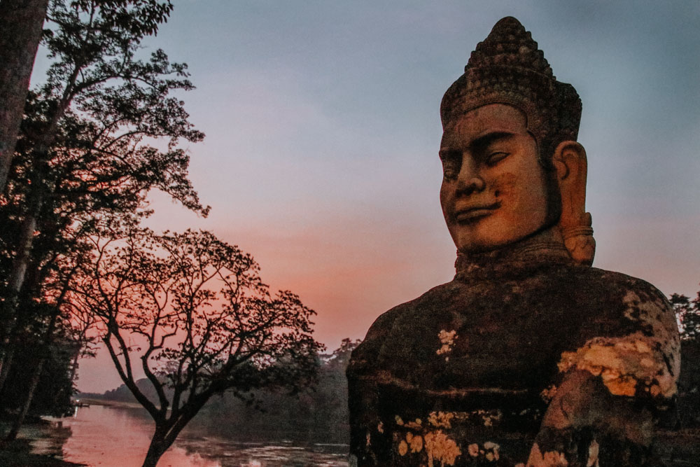 Steinskulpuren der Brücke beim Südtor von Angkor Thom