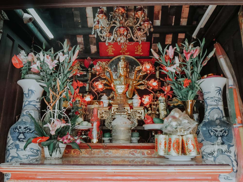 Quan Am Statue im Inneren der Einsäulenpagode in Hanoi