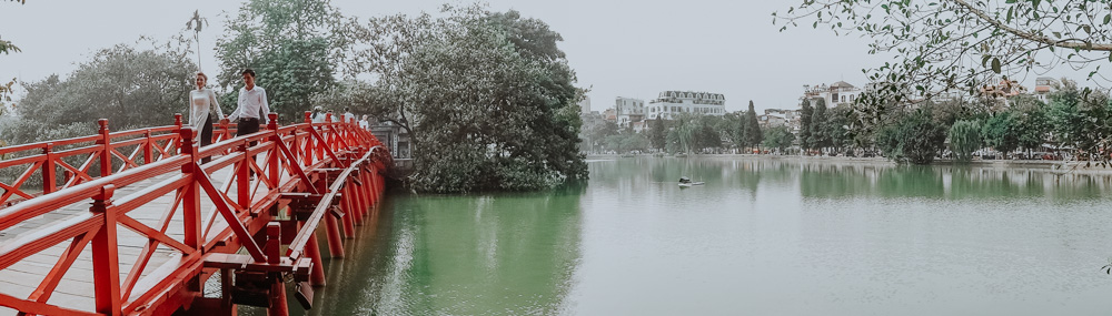 rote Brücke am Hoan Kiem Lake in Hanoi