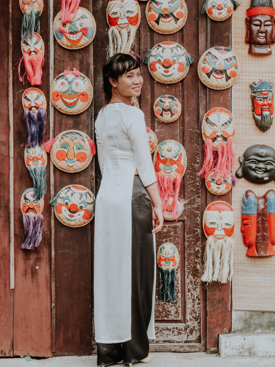 Mädchen in vietnamesischer Tracht im Tempel der Literatur in Hanoi