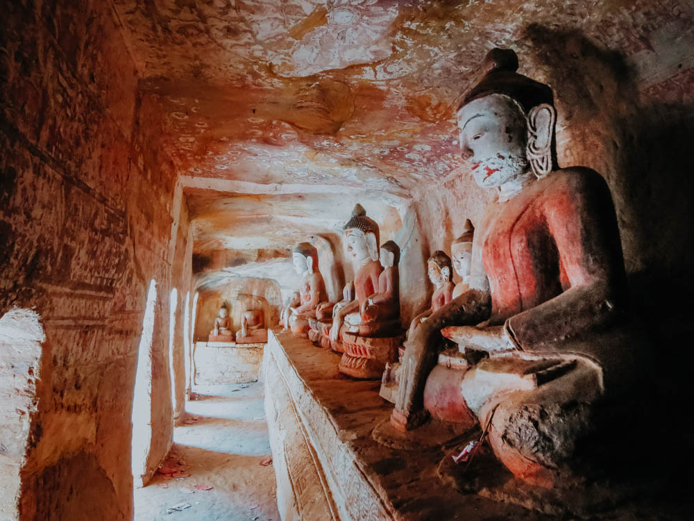 Buddha Statuen in den Pho Win Taung Caves