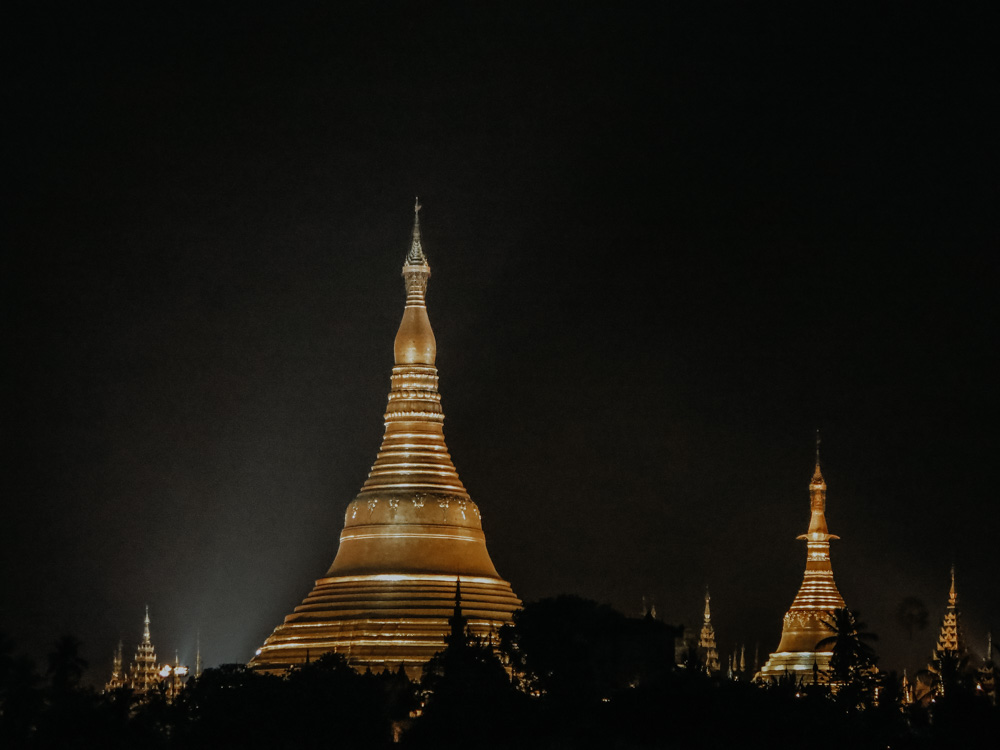 Ausblick von der Rooftop Bar auf die Shwedagon Pagode