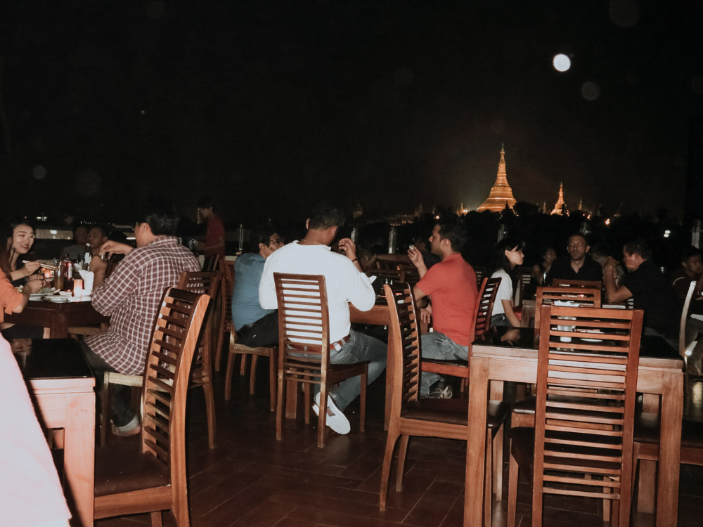 Myanmar Geheimtipps: Dachterrasse der Vista Bar in Yangon