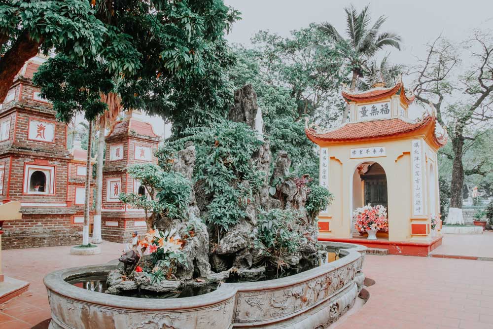 Tempelgelände der Tran Quoc Pagoda in Hanoi