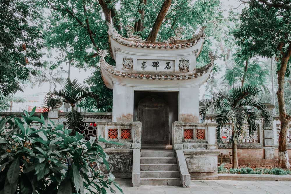 Garten des Quan Thanh Temple in Hanoi