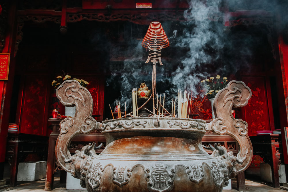 Opferschale mit Räucherstäbchen im Garten des Quan Thanh Temple in Hanoi