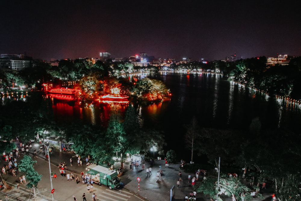 Ausblick von der Rooftop Bar Avalon BBQ Garden auf den Hoan Kiem See in Hanoi