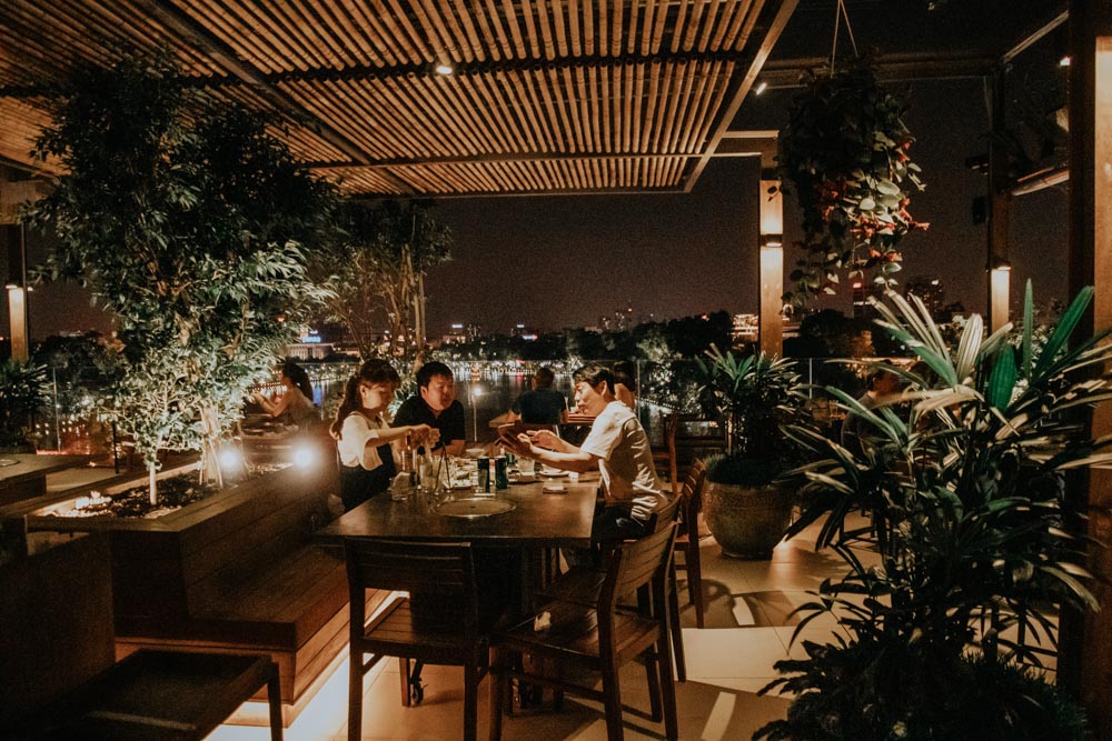 Einer der genialsten Plätze in Hanoi: die Rooftop Bar Avalon BBQ Garden