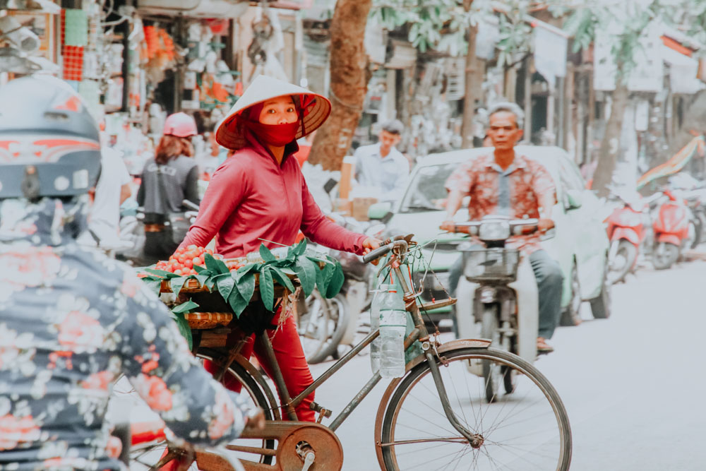 Eine Obstverkäuferin in der Altstadt von Hanoi