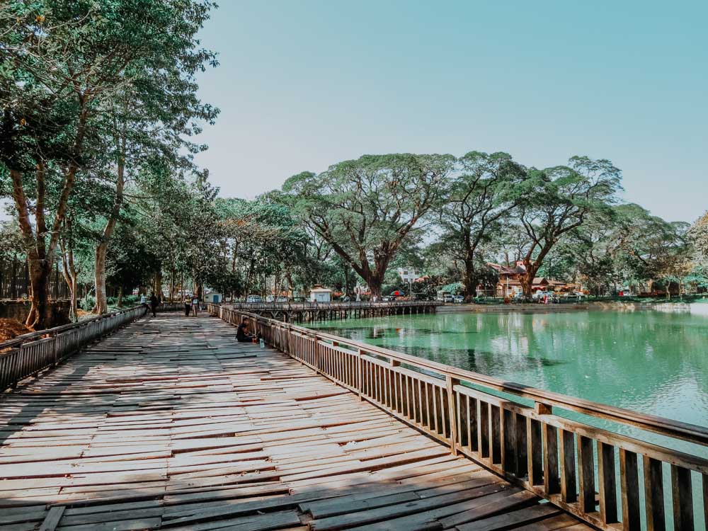 Must sees in Myanmar: breiter Holzsteg am Kandawgyi See in Yangon