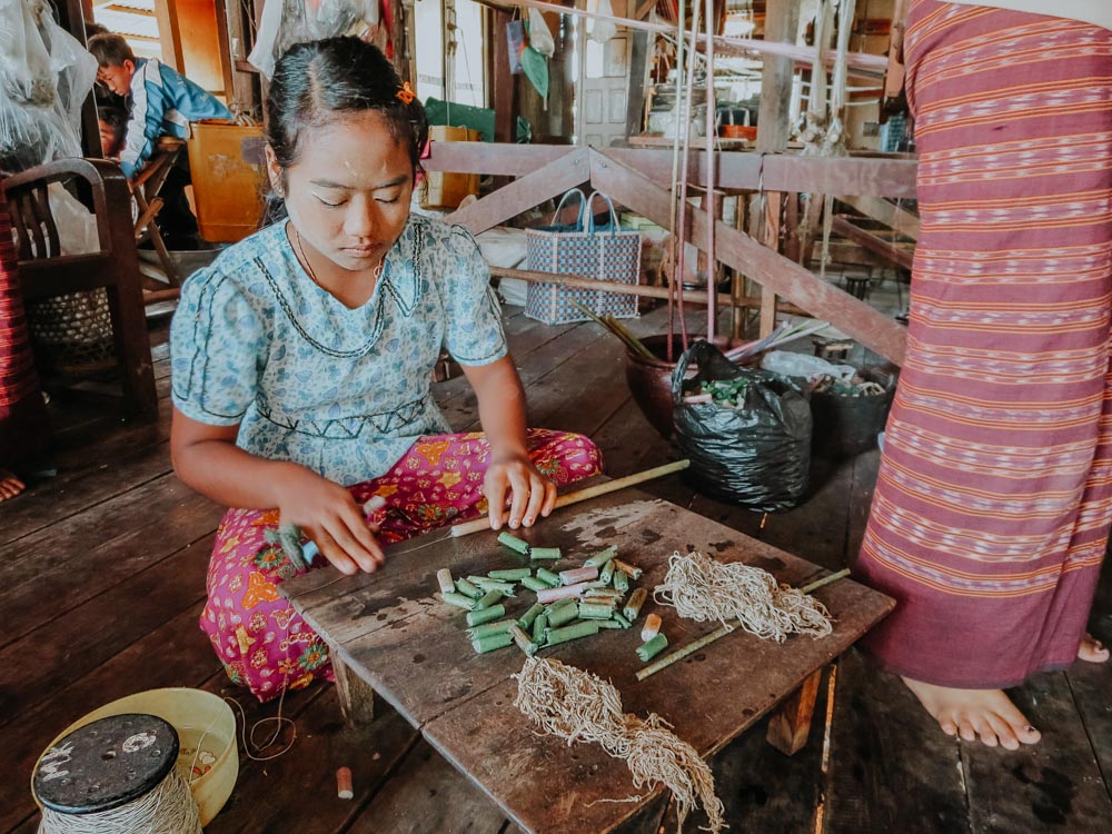 Must sees in Myanmar: Herstellung von Lotosseide am Inle Lake Myanmar