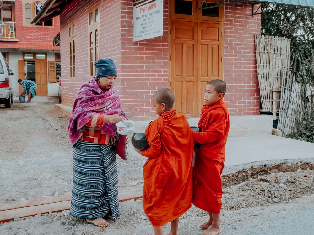 Mönche ziehen früh morgens durch die Straßen Myanmar