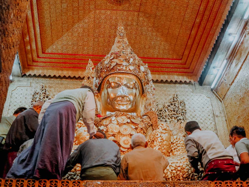 Must sees in Myanmar: Buddha Statue der Mahamuni Pagode in Mandalay