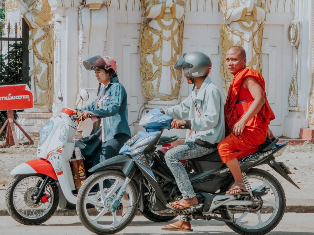 Mönch fährt Motorradtaxi in Mandalay Myanmar