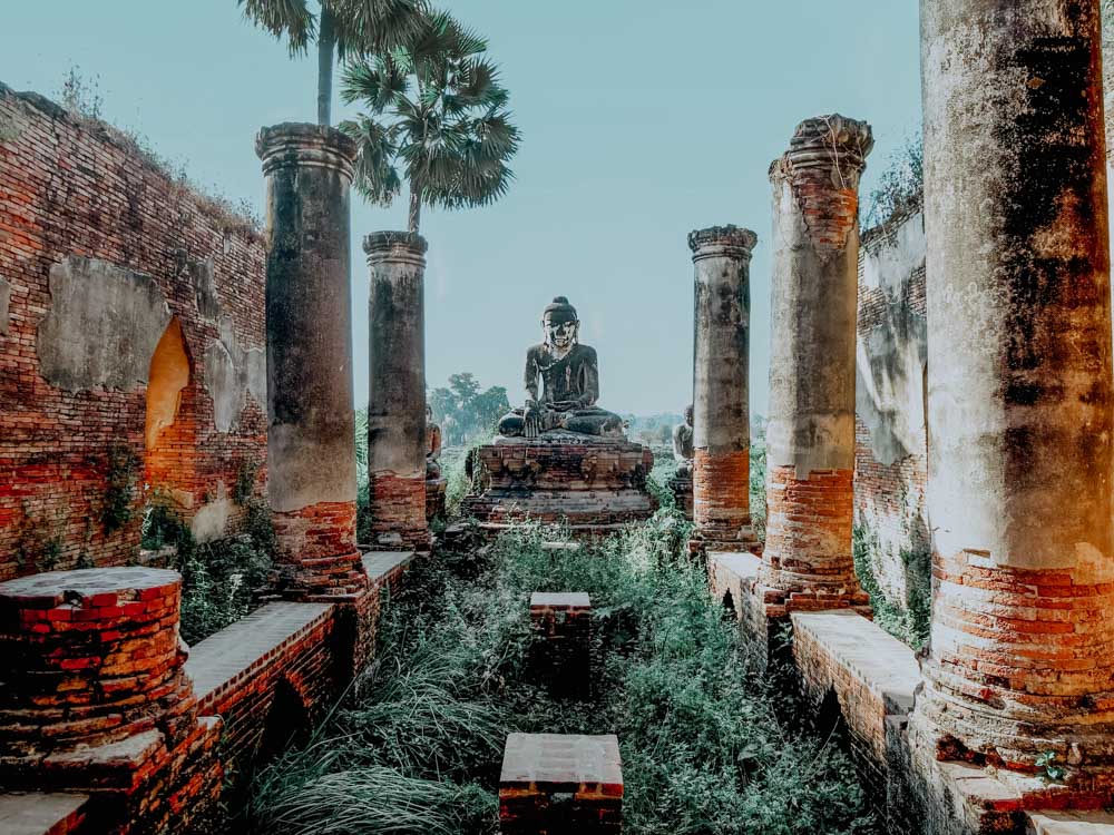 Must sees in Myanmar: Buddha-Figur des Yadana Hsemee Pagoda Complex in Inwa