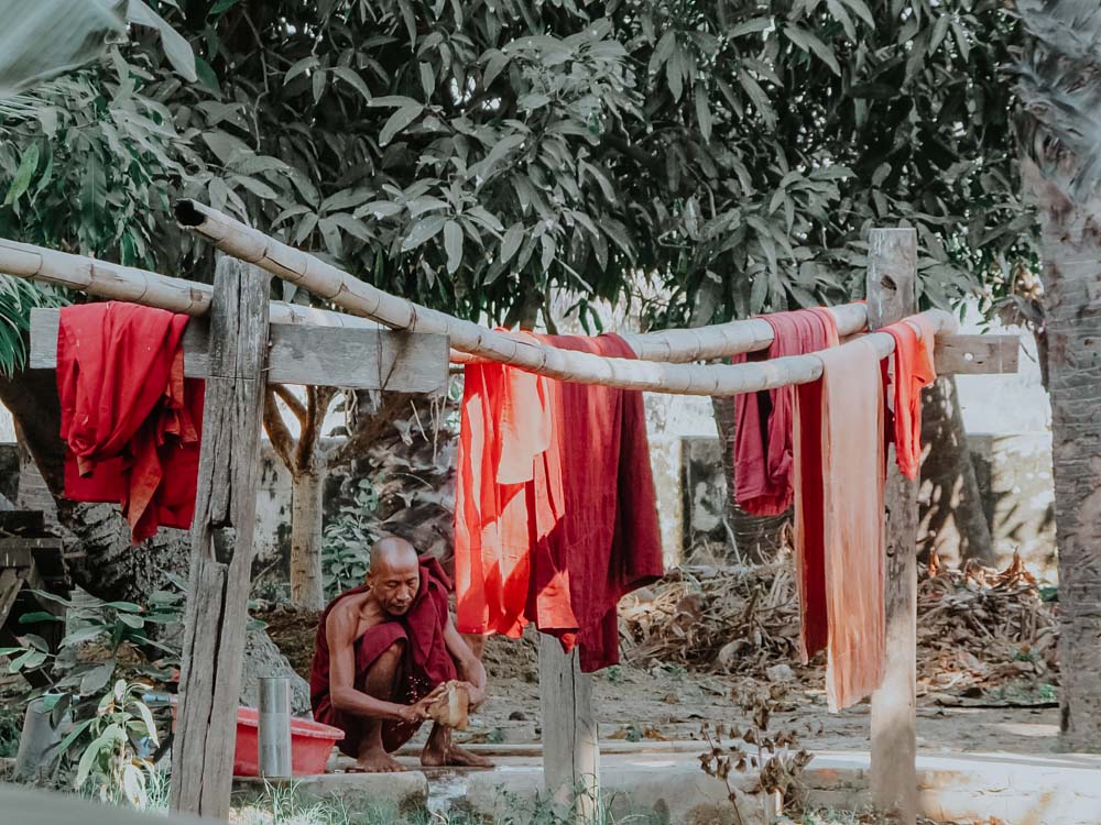 Mönch beim Wäsche waschen in Inwa