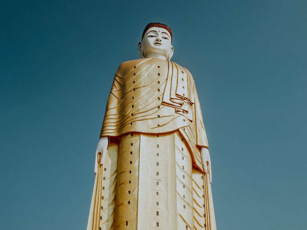 Must sees in Myanmar: stehende Buddha-Figur von Bodhi Tataung