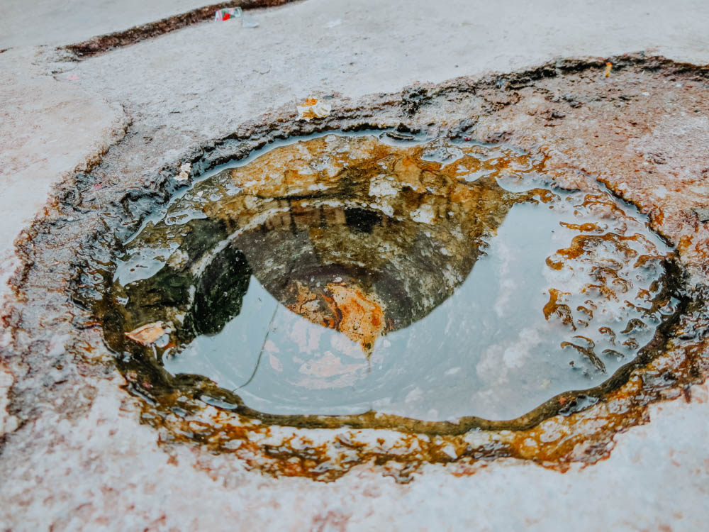 Spiegelbild der Shwezigon Pagode in einer kleinen Wasserlacke