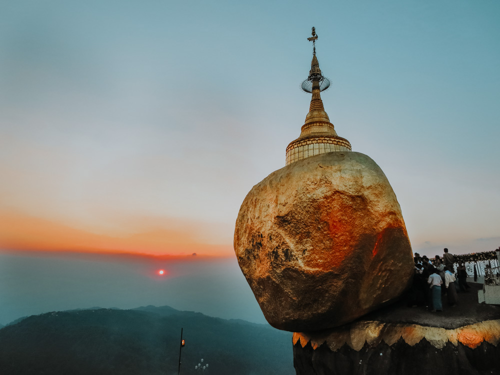 Must sees in Myanmar: Goldener Fels bei Sonnenunergang