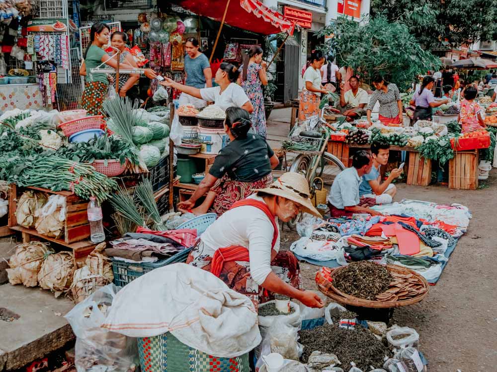 Must sees in Myanmar: Ein bunter Markt in den Strassen von Yangon