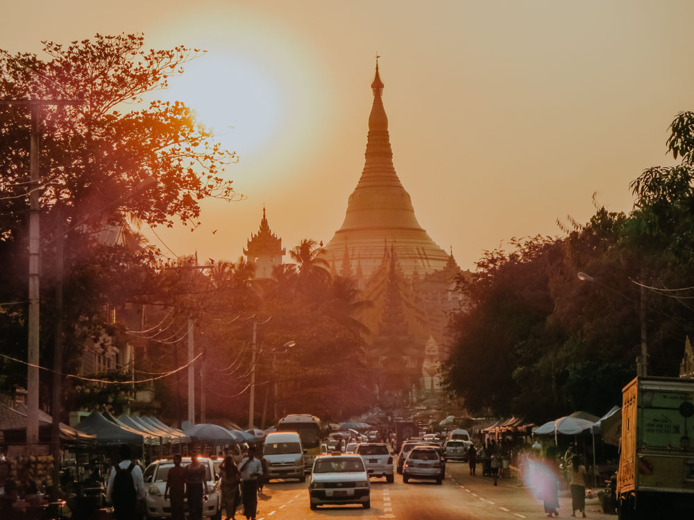 Schwedagon Pagode kurz vor Sonnenuntergang