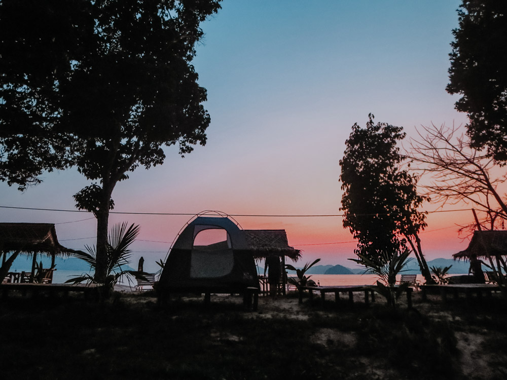 Zelt auf der Insel Natthameeyedwin bei Sonnenuntergang