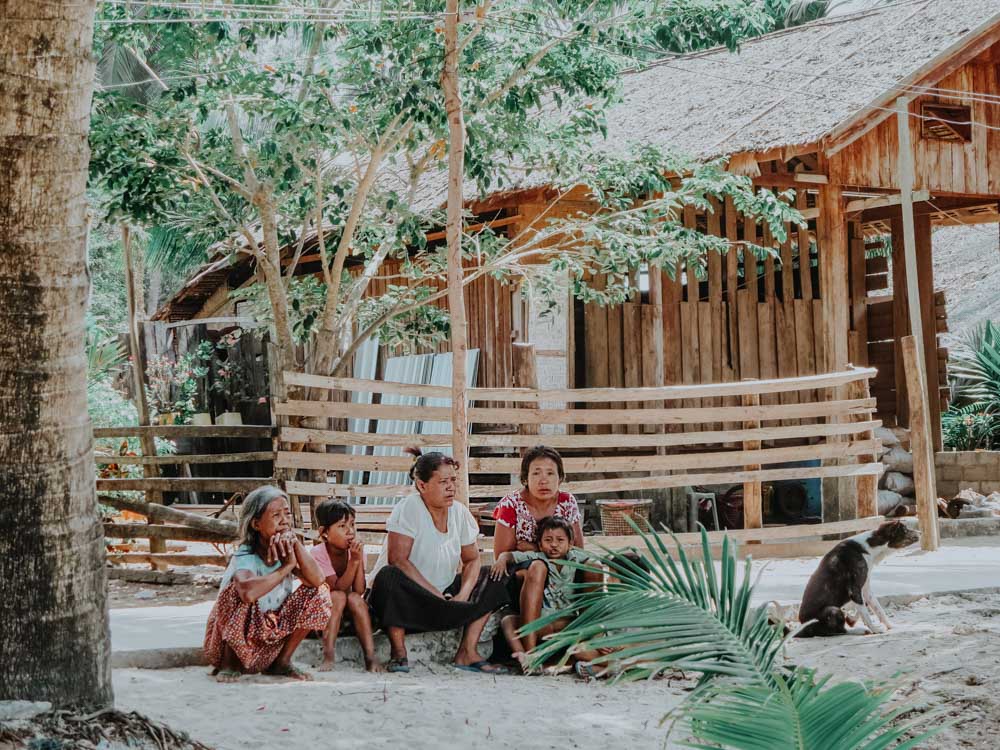 Eine Familie vom Stamm der Moken (Sea Gypsies) auf einer Insel im Myeik Archipel