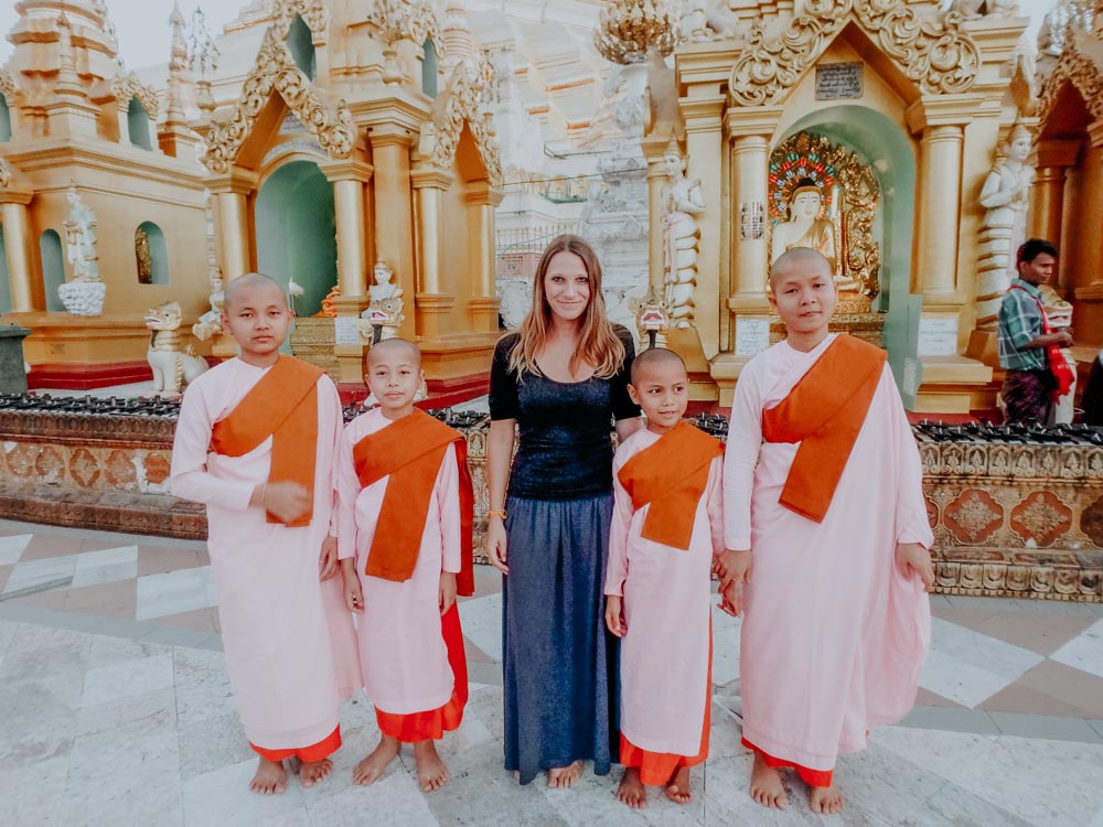 Amazing Myanmar - 101 Things to See and Do: Junge Nonnen und ich in der Shwedagon Pagode