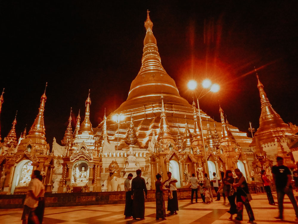 Must sees in Myanmar: Shwedagon Pagoda in Yangon bei Nacht