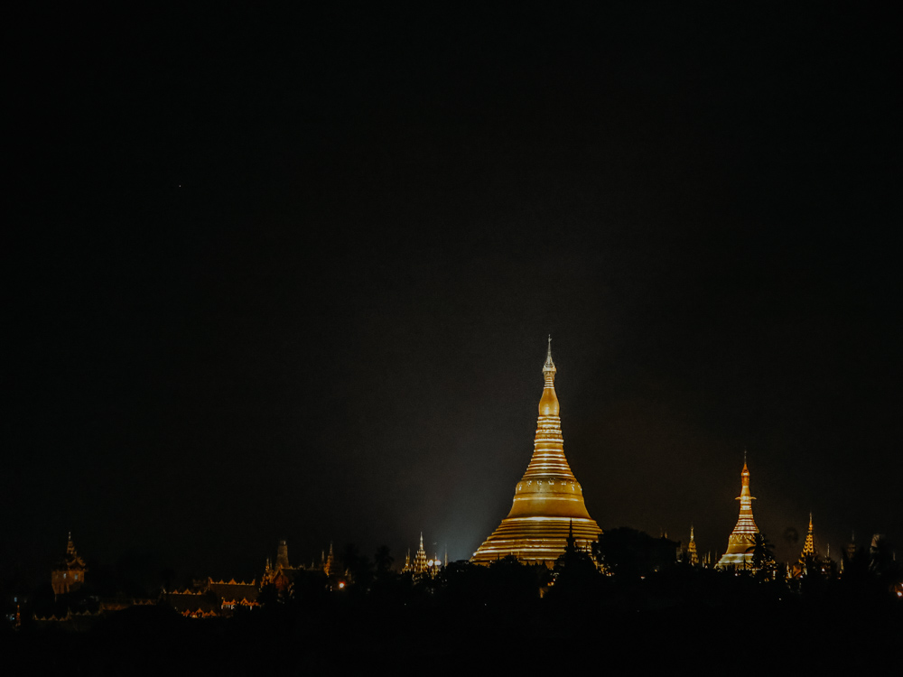 Ausblick von der Rooftop Bar „Vista Bar“ auf die Shwedagon Pagode in Yangon Myanmar