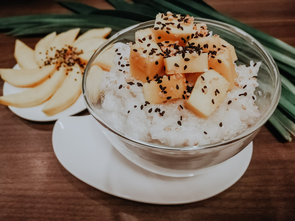 Servierfertiger Mango Sticky Rice mit hellem und dunklem Sesam