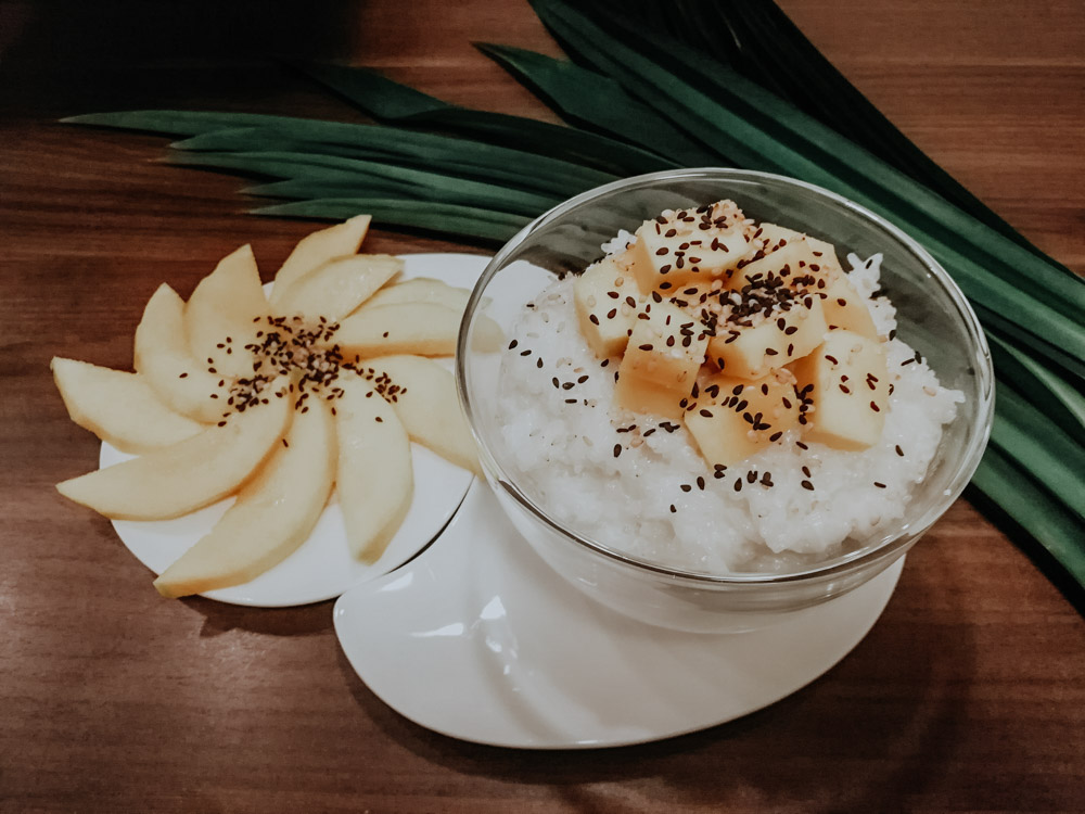 Servierfertiger Mango Sticky Rice mit hellem und dunklem Sesam