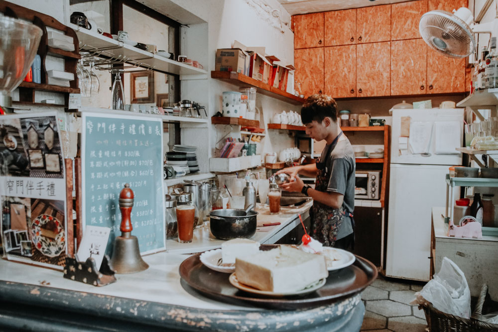 Theke des Narrow Door Cafes in Tainan