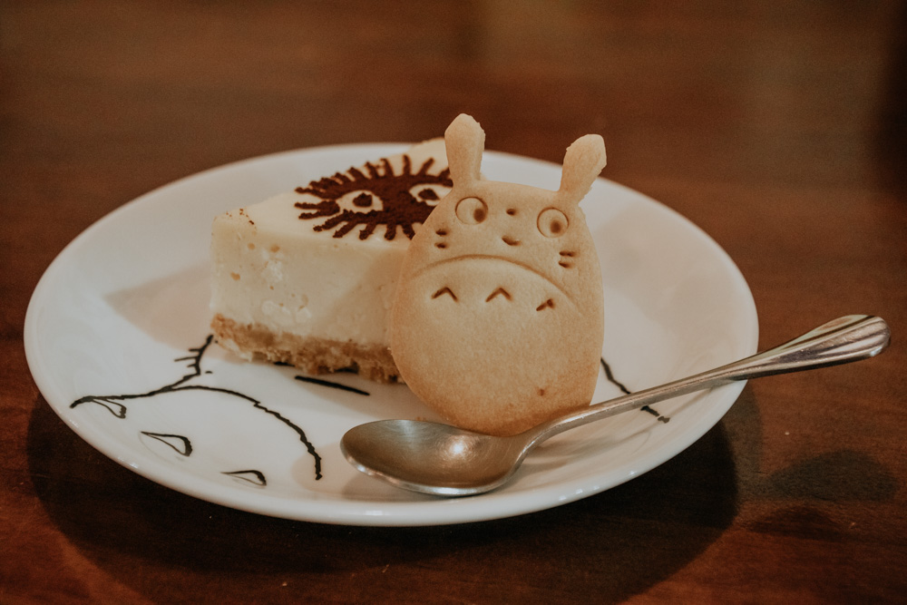 Cheese Cake und Totoro Keks im Totoro Cafe in Taichung